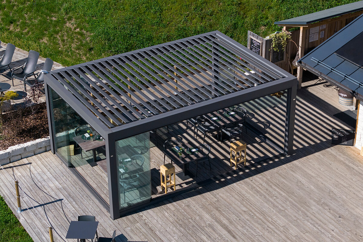 The Open+ bioclimatic pergola to enhance the magic of the Chalet Europa Nature & Relax