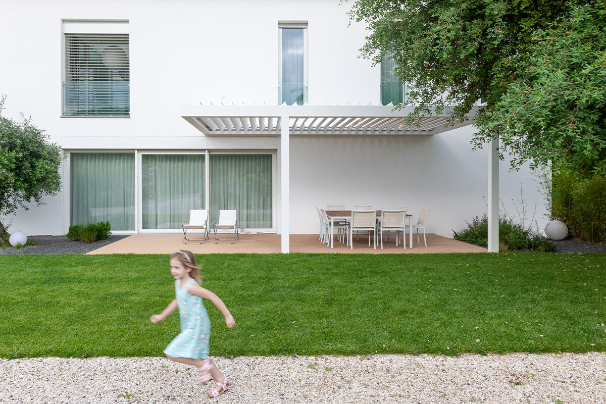 Una pergola bioclimatica su misura per valorizzare l’eleganza di una villa moderna