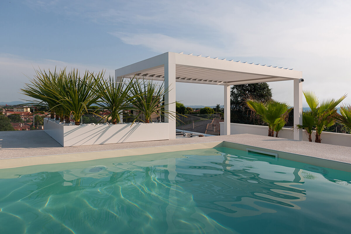 Eleganza e funzionalità outdoor: la pergola bioclimatica Openlight per una terrazza con piscina