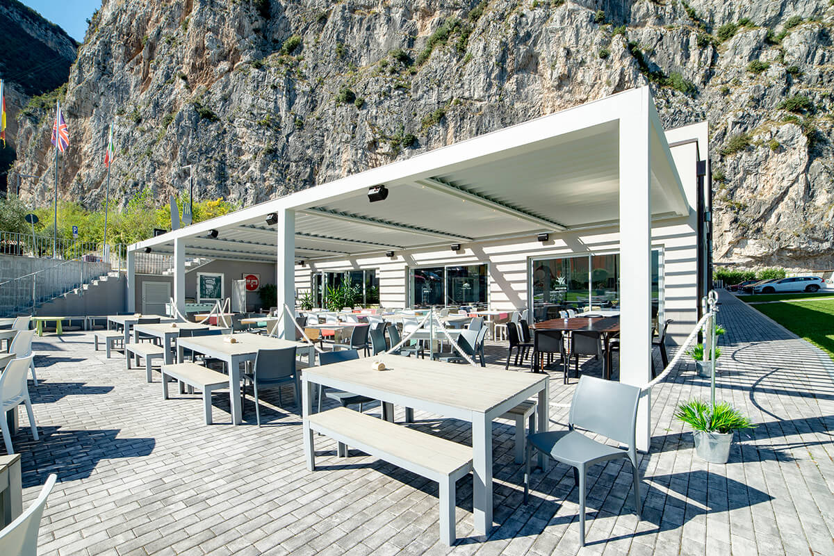 The Openair pergola fits elegantly into the natural surroundings of Lake Garda.