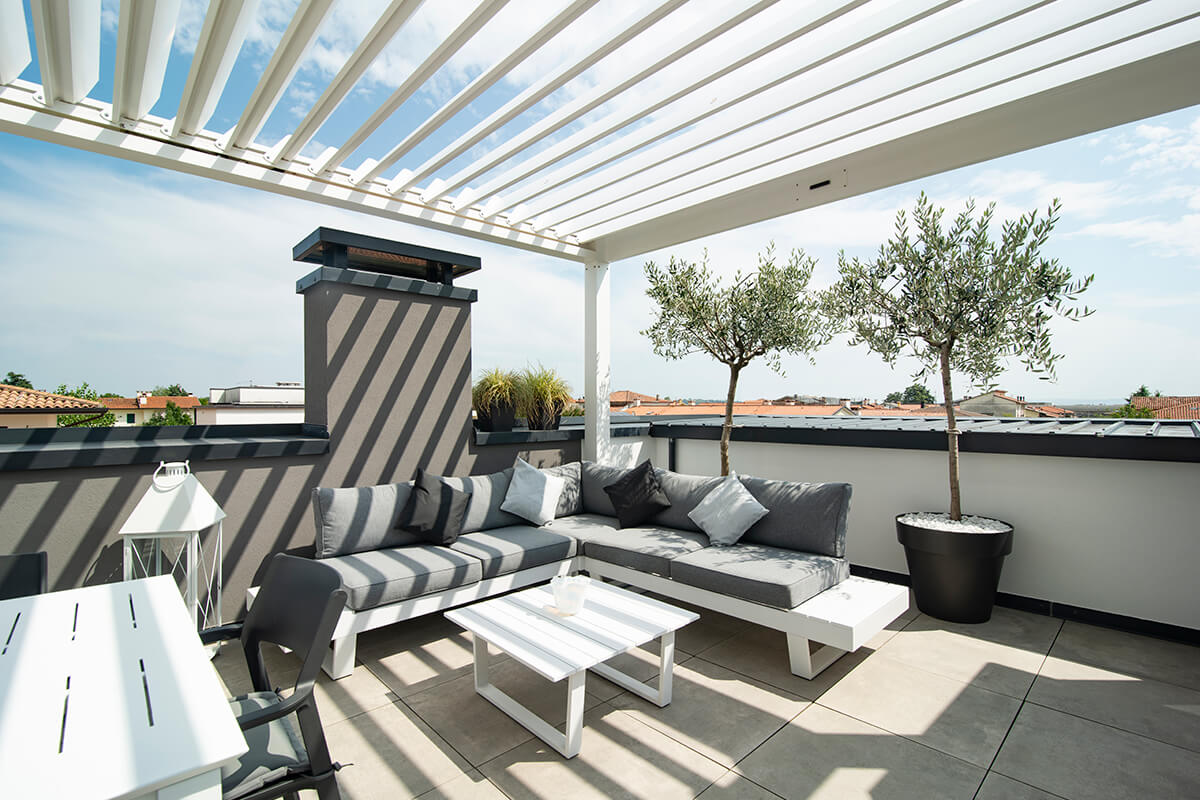 Openlight bioclimatic pergola. The elegance of an open-air terrace.